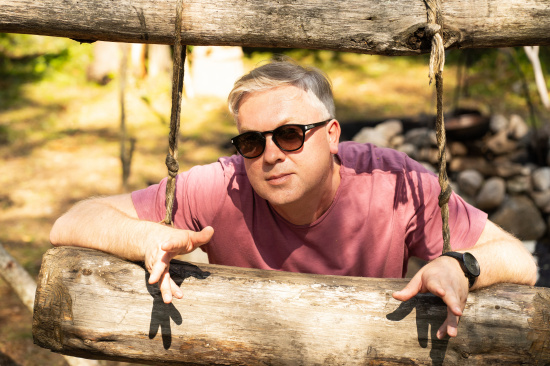 Шутки в сторону: первый продюсерский проект Сергея Светлакова после возвращения