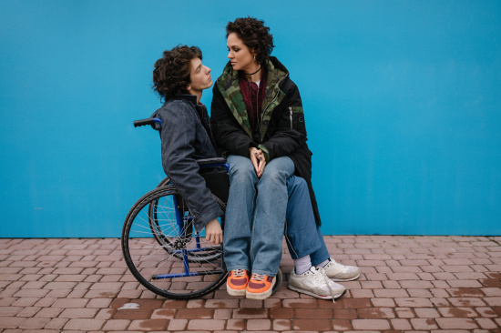 Лечим проблемы как умеем. Представлен тизер-трейлер сериала «Фарма» с Никитой Павленко и Марком Эйдельштейном