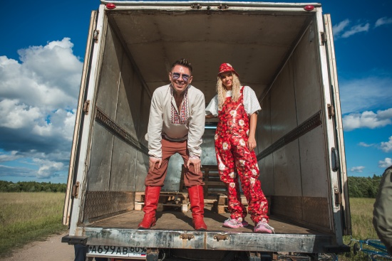 Тимур Батрутдинов, Екатерина Шкуро и DAVA проходят испытание деревенским бытом в новом сериале «Блогеры взаперти»