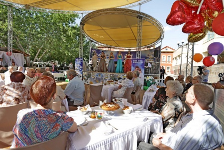 Золотые юбиляры прокатились на лимузинах